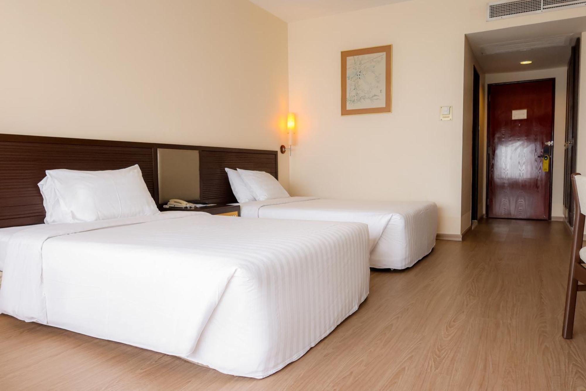 โฮเทล แคมโบเดียน่า Hotel พนมเปญ ภายนอก รูปภาพ