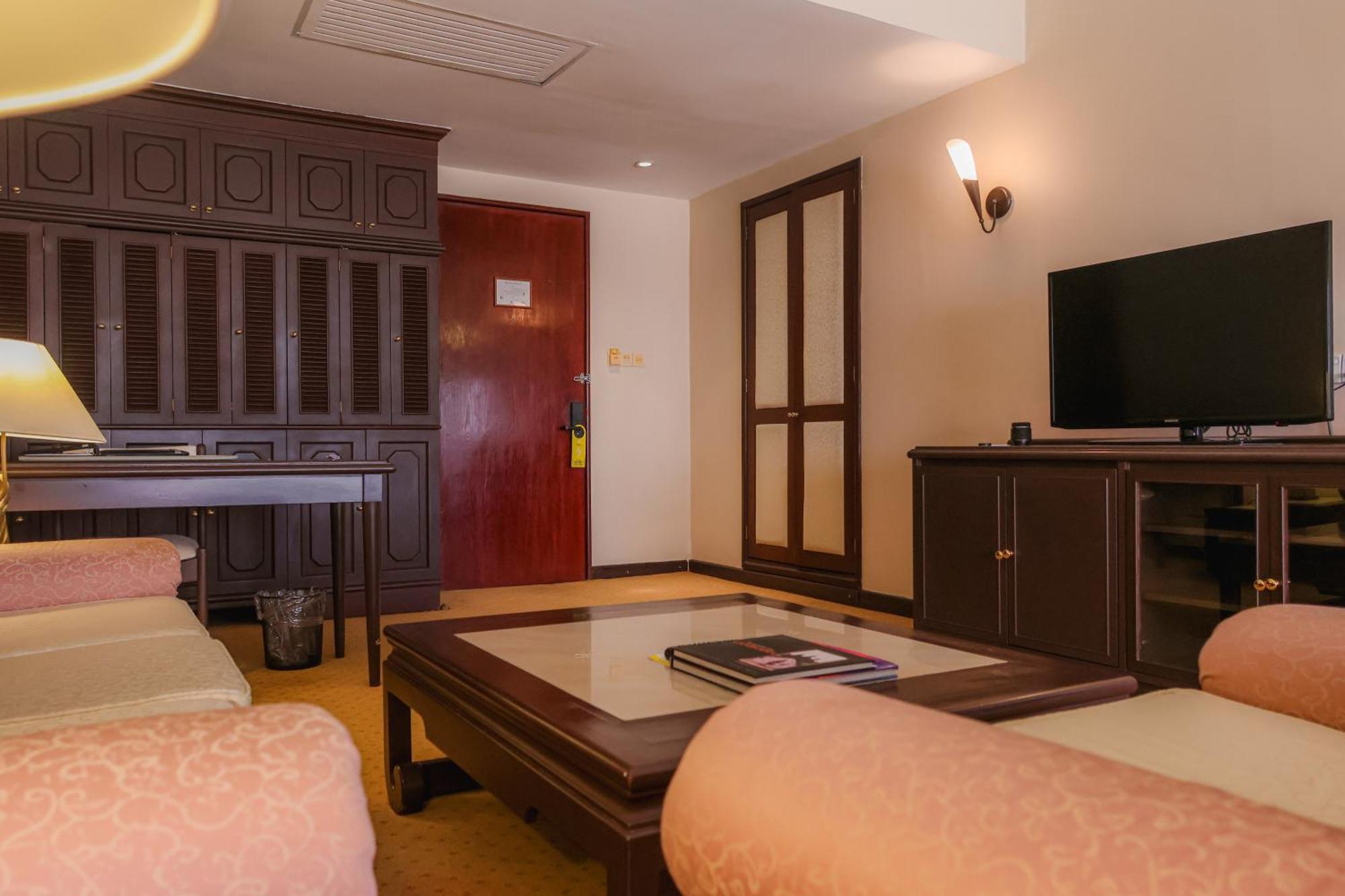 โฮเทล แคมโบเดียน่า Hotel พนมเปญ ภายนอก รูปภาพ
